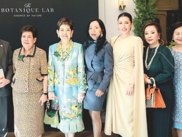 นวัตกรรมสุขภาพแนวใหม่ : ฌ็อง-โกลด ปวงเบิฟ เอกอัครราชทูตสาธารณรัฐฝรั่งเศสประจำราชอาณาจักรไทย, คุณหญิงณัฐิกา วัธนเวคิน อังอุบลกุล และ ดร.จรรย์สมร วัธนเวคิน ร่วมกันเปิดตัวน้ำมันหอมระเหย “The Botanique Lab” กลิ่นบำบัดเกรดการแพทย์ ให้แก่ ดร.ปิยะ เสียงสุคนธ์ และ ดร.ศุภณิจ กุลศิริ โดยมี มาริโกะ
ปวงเบิฟ และ สุชัญญา ธนาลงกรณ์ ร่วมงาน ที่ IMMUNE MEDICAL WELLNESS รามคำแหง