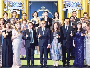 ตัวแทนคุณภาพ : บุญสิน ทั้งอุดม รอง ผจก.ใหญ่ บมจ.ไทยประกันชีวิต ต้อนรับ ชูฉัตร ประมูลผล เลขาธิการ คณะกรรมการกำกับและส่งเสริมการประกอบ
ธุรกิจประกันภัย ซึ่งร่วมยินดีกับ 99 ตัวแทนประกันชีวิต บมจ.ไทยประกันชีวิต ที่ได้รับรางวัลตัวแทนคุณภาพดีเด่นแห่งชาติ ประจำปี 2568 ที่ เมืองทองธานี