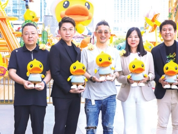 เป็ดเหลืองและผองเพื่อน : พิมพ์พร งามขจรวิวัฒน์ Asset Director ศูนย์การค้าเซ็นทรัลเวิลด์ พร้อมพันธมิตรผู้จัดงาน ร่วมกันเปิดคาร์นิวัลกลางแจ้งครั้งแรก
“B.Duck 20th Playful World – City Funs Carnival” สนุกกับ 6 เครื่องเล่นธีม B.Duck และเกมคลาสสิกสุดครีเอทีฟถึง 18 ก.ค.2568 ที่ ศูนย์การค้าเซ็นทรัลเวิลด์