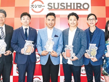 ซูชิโร่ สาขาแรกในภาคเหนือ : ทสึคาสะ โยชิดะ ผจก.ระดับภูมิภาคฯ บจก.ซูชิโร่
จีเอช (ประเทศไทย) ต้อนรับ วีรพงศ์ ฤทธิ์รอด รอง ผวจ.เชียงใหม่ และ
พรเทพ อรรถกิจไพศาล ผอ.กลุ่มงานปฏิบัติการสาขาเขตภาคเหนือ บมจ.เซ็นทรัลพัฒนา ในโอกาสเปิดร้านซูชิโร่ (SUSHIRO) ที่ ศูนย์การค้าเซ็นทรัล เชียงใหม่
