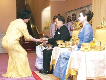 พระบาทสมเด็จพระเจ้าอยู่หัว และ สมเด็จพระนางเจ้าฯ พระบรมราชินี เสด็จพระราชดำเนินไปทอดพระเนตรการแสดงคอนเสิร์ตทัพฟ้าคู่ไทยเพื่อ “ชัยพัฒนา” ครั้งที่ 16 เพื่อนำรายได้ทั้งหมดโดยไม่หักค่าใช้จ่ายสนับสนุนการดำเนินงานของมูลนิธิชัยพัฒนา โอกาสนี้ คุณหญิงปัทมา ลีสวัสดิ์ตระกูล ผู้ให้การสนับสนุนการจัดแสดงฯ เข้าเฝ้าฯ รับพระราชทานของที่ระลึก ณ หอประชุมใหญ่ ศูนย์วัฒนธรรมแห่งประเทศไทย เขตห้วยขวาง กรุงเทพมหานคร เมื่อวันพุธที่ 2 กรกฎาคม 2568