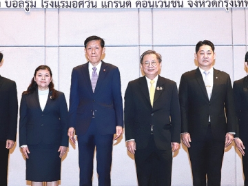 สอบผ่าน : ทวีศักดิ์ จันทร์วีระเสถียร อธิบดีผู้พิพากษาศาลเยาวชนและครอบครัวกลาง เปิดการฝึกปฏิบัติ และทดสอบความรู้ ก่อนเข้ารับตำแหน่งผู้พิพากษาสมทบในศาลเยาวชนและครอบครัวจังหวัดนนทบุรี ศาลแพ่งมีนบุรี และศาลอาญามีนบุรีแผนกคดีเยาวชนและครอบครัว โดยมี สุพจน์ ปรีชายิ่งสถิตย์, สงกรานต์ เข็มศิริ, ดวงใจ สิงหนาท และ อรรณพ ศักดิ์ศิริญดากุล ร่วมงาน ที่ โรงแรมอัศวิน แกรนด์ คอนเวนชั่น