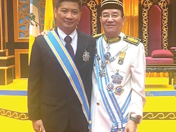 คนไทยคนแรก : ดาโต๊ะรัชฎา จิวาลัย อดีตกงสุลใหญ่ไทย ณ รัฐปีนัง มาเลเซีย รับรางวัลเกียรติยศในฐานะชาวต่างชาติที่สร้างคุณประโยชน์ให้รัฐปีนัง โดยมี ตันศรีดาโต๊ะสรี ตัน คูน ไฮ ประธานสมาคมชาวจีนในรัฐปีนัง ร่วมแสดงความยินดี