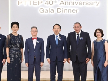 ฉลองครบ 4 ทศวรรษ : ไกรฤทธิ์ อุชุกานนท์ชัย ประธานกรรมการ บมจ.ปตท.สำรวจและผลิตปิโตรเลียม (ปตท.สผ.) และ มนตรี ลาวัลย์ชัยกุล ประธานเจ้าหน้าที่บริหาร พร้อมด้วยคณะผู้บริหาร ต้อนรับ ประเสริฐ สินสุขประเสริฐ ปลัดกระทรวงพลังงาน และบุคคลสำคัญจากภาครัฐและเอกชนซึ่งมาร่วมแสดงความยินดี
ในงาน “ครบรอบ 40 ปี ภาคภูมิใจในภารกิจสร้างความมั่นคงทางพลังงาน” ที่โรงแรมเดอะริทซ์-คาร์ลตัน กรุงเทพ

