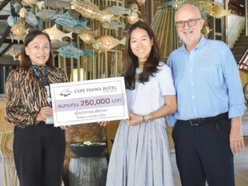 สนับสนุน : ธีรวัลคุ์ เตชะอุบล เจ้าของธุรกิจเครือโรงแรม
เคป แอนด์ แคนทารี และ มร.วอยเทค คลาสซิกี้ ผจก.ทั่วไป โรงแรมเคปพันวา ภูเก็ต มอบเงิน 250,000 บาท ให้แก่ ระวิเพ็ญ กิ่งแก้ว รองผอ.รพ.วชิระภูเก็ต เพื่อสร้างศูนย์รังสีรักษาครบวงจร
