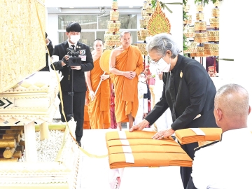 สมเด็จพระกนิษฐาธิราชเจ้า
กรมสมเด็จพระเทพรัตนราชสุดาฯ
สยามบรมราชกุมารี เสด็จพระราชดำเนินไปในการพระราชทานเพลิงศพ คุณหญิงชอุ่มศรี วีรานุวัตติ์ ภริยา ศ.เกียรติคุณ นพ.วีกิจ วีรานุวัตติ์
อดีตคณบดีคณะแพทยศาสตร์ ศิริราชพยาบาล ณ เมรุวัดมกุฏกษัตริยารามฯ เมื่อ
วันอาทิตย์ที่ 6 กรกฎาคม 2568