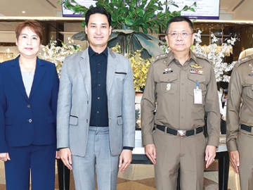 ฝึกอบรม : อนัคพล อิงคะกุล รองประธานกรรมการบริหาร มิราเคิล กรุ๊ป ต้อนรับ พล.ต.ท.สิทธิชัย โล่กันภัย
ผบ.สนง.ยุทธศาสตร์ตำรวจ ในงานเปิด “โครงการอบรมเพื่อเพิ่มประสิทธิภาพในการปฏิบัติงานของ
เจ้าหน้าที่ตำรวจผู้ปฏิบัติงานชุมชนสัมพันธ์และการมีส่วนร่วมของประชาชนในการป้องกันอาชญากรรม” โดยมี
พล.ต.ต.กันตพัฒน์ ศรีอมรรัตน์ ผบก.กองแผนงานอาชญากรรม ร่วมงาน ที่โรงแรมมิราเคิล แกรนด์ คอนเวนชั่น


