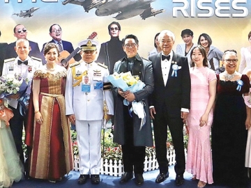 เพื่อคุณภาพชีวิตที่ดี : พล.อ.อ.พันธ์ภักดี พัฒนกุล ผู้บัญชาการทหารอากาศ และภริยา พร้อมด้วย พล.อ.อ.วิธูร
ขำเจริญ ประธานคณะที่ปรึกษากองทัพอากาศ ในฐานะประธานกรรมการอำนวยการจัดงาน ร่วมกันขอบคุณศิลปินและคณะทำงานคอนเสิร์ตทัพฟ้าคู่ไทยเพื่อ “ชัยพัฒนา” ครั้งที่ 16 รายได้ทั้งหมดเพื่อมูลนิธิชัยพัฒนา โดยมี ไพบูลย์ - ฟ้าฉาย ดำรงชัยธรรม, ธงไชย แมคอินไตย์ ร่วมงาน ที่ ศูนย์วัฒนธรรมแห่งประเทศไทย