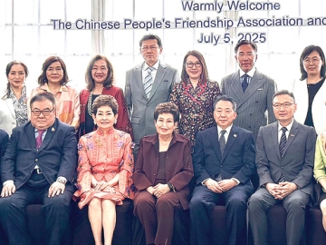 5 ทศวรรษ : คุณหญิงณัฐิกา วัธนเวคิน อังอุบลกุล นายกก่อตั้ง สมาคมธุรกิจไทยรุ่นใหม่, วสันต์ เต็มศิริพงศ์ 
นายกสมาคมธุรกิจไทยรุ่นใหม่, จรรย์สมร วัธนเวคิน นายกก่อตั้งสมาคมสตรีสัมพันธ์ ร่วมกันต้อนรับ
หยวน มินเดา รองประธาน สมาคมมิตรภาพวิเทศสัมพันธ์แห่งสาธารณรัฐประชาชนจีน และคณะผู้แทน ในงานเลี้ยงครบรอบ 50 ปีการสถาปนาความสัมพันธ์ทางการทูตไทย-จีน ที่ บางกอกคลับ ถนนสาทรใต้ กรุงเทพฯ