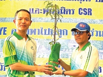 พัฒนาชุมชนอย่างยั่งยืน : จำเนียร คำกระสังข์ ผจก.ฝ่ายบริหาร บมจ.ไทยเซ็นทรัลเคมี รับมอบต้นกล้าจาก ทาดะฮิโร อุสึงิ ผจก.โรงงาน บจก.สายไฟฟ้าไทย-ยาซากิ ในกิจกรรม “TYE อาสาพาไปปลูก” และ “ร่วมพัฒนาป้อมผีเสื้อสมุทร” ที่ฐานทัพเรือกรุงเทพ