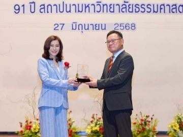 ศิษย์เก่าดีเด่น : วรางค์ ไชยวรรณ รองประธานเจ้าหน้าที่บริหาร บมจ.ไทยประกันชีวิต รับโล่เกียรติยศศิษย์เก่าดีเด่นจาก ศ.ดร.สุรพล นิติไกรพจน์ นายกสภามหาวิทยาลัยธรรมศาสตร์ในฐานะศิษย์เก่าคณะพาณิชยศาสตร์และการบัญชี ซึ่งประสบความสำเร็จในวิชาชีพ มีคุณธรรม จริยธรรม และบำเพ็ญประโยชน์ต่อสังคม ที่มธ.