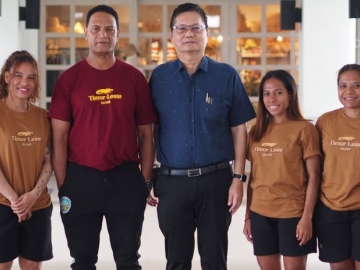 ทีมฟุตบอลหญิง : เศรษฐพงศ์ วรรธนะกุล ผจก.ทั่วไป โรงแรมแคนทารี ฮิลส์ เชียงใหม่ ต้อนรับ อาเดรียโน่ คาซิมิโร โค้ชผู้ฝึกสอน และทีมนักฟุตบอลหญิงจากสาธารณรัฐประชาธิปไตยติมอร์-เลสเต ในระหว่างฝึกซ้อมการแข่งขัน AFC
Women’s Asian Cup 2026 Qualifiers และเข้าพักที่ โรงแรมแคนทารี ฮิลส์ เชียงใหม่