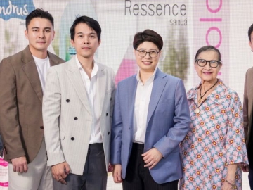 สองแบรนด์ใหม่ : กนลลัส วองอิสริยะกุล กก.ผจก.บมจ.วินเนอร์กรุ๊ป เอ็นเตอร์ไพรซ์ และ จิรายุทธ์ สนดา ผจก.แผนกการตลาด กลุ่มผลิตภัณฑ์เสริมความงามและดูแลสุขภาพ เปิดตัว “เรสเซนส์” และ “วันดรัส” ในงาน ออกบูธผลิตภัณฑ์ความงาม COSMOPROF CBE ASEAN BANGKOK 2025 ที่ศูนย์การประชุมแห่งชาติสิริกิติ์
