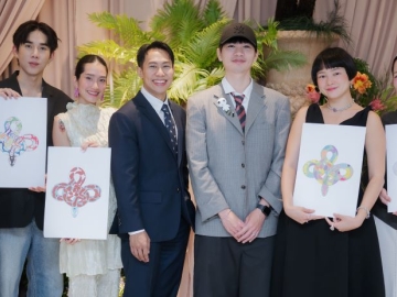 ลายงูอินฟินิตี้ : วรพิพัฒน์ ทัพพะรังสี ผอ.ฝ่ายสื่อสารการตลาด โรงแรมอนันตรา สยาม กรุงเทพ และ อรรถกฤษณ์ วรรณสอน ศิลปินร่วมสมัยนักออกแบบเครื่องประดับชั้นนำของไทยจัดกิจกรรมเวิร์กช็อปเปิดตัวขนมไหว้พระจันทร์คอลเลคชั่นใหม่ล่าสุด “Serpenti Mooncake” เพื่อเฉลิมฉลองปีงู นักษัตรมงคลประจำปีนี้