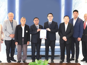 ปีที่สี่ติดต่อกัน : ขันธ์ชัย วิจักขณะ ประธานกรรมการ และ ประชัย เลี่ยวไพรัตน์ ประธานเจ้าหน้าที่บริหาร บมจ.ทีพีไอ โพลีน (TPIPL) รับมอบประกาศนียบัตร ESG100
Company ประจำปี 2568 จากสถาบันไทยพัฒน์ ซึ่งได้ดำเนินงานโดดเด่นด้านสิ่งแวดล้อมสังคมและธรรมาภิบาลได้ปรับปรุงเทคโนโลยีโดยใช้ไฟฟ้าจากพลังงานหมุนเวียน
มาผลิตปูนซีเมนต์นำขยะมาเป็นเชื้อเพลิงแทนถ่านหินในกระบวนการผลิตปูนซีเมนต์ใช้พลังงานไฟฟ้าจากพลังงานหมุนเวียนแทนการใช้เครื่องยนต์พลังงานฟอสซิลและผลิตสินค้าที่เป็นมิตรต่อสิ่งแวดล้อม เช่น ปูนซีเมนต์ไฮดรอลิกเพื่อลดก๊าซเรือนกระจกโดยมีคณะผู้บริหารร่วมยินดี ที่สนง.ใหญ่ ทีพีไอ ทาวเวอร์ เขตสาทร