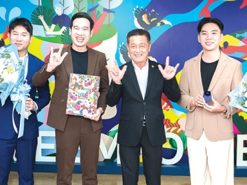 รักคือพลังของชีวิต : สมชัย อาภรณ์ศิริพงษ์ Deputy Chief Executive Officer บมจ.ไทยสมุทรประกันชีวิต
มอบกรมธรรม์ “Power of Love Equality” ให้แก่ ทนงศักดิ์ บุตรดีศักดิ์ และ ต่อสกุล กฤตะเศรณีวัฒน์
คู่รักกันมายาวนานกว่า 19 ปี เป็นลูกค้าผู้ทำแบบประกัน “เพื่อนคู่ชีวิต B450 (20/15)” กับ OCEAN LIFE
ไทยสมุทร ร่วมฉลองเดือนแห่งความภาคภูมิใจ Pride Month ดูแลกันและกันอย่างมั่นคงตลอดชีวิต