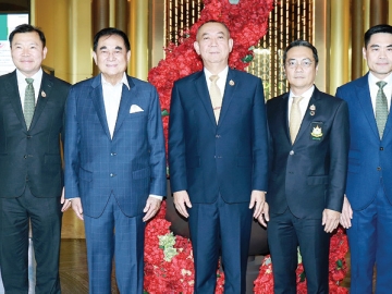 รุ่นที่ 12 : ดร.อัศวิน อิงคะกุล ประธานกรรมการบริหาร มิราเคิล กรุ๊ป ต้อนรับ ดร.เฉลิมชัย ศรีอ่อน รมว.ทรัพยากร
ธรรมชาติและสิ่งแวดล้อม ในพิธีปิดการอบรมหลักสูตร “ประกาศนียบัตรธรรมาภิบาลสิ่งแวดล้อมสำหรับนักบริหารระดับสูง”
จัดโดย กรมส่งเสริมคุณภาพสิ่งแวดล้อม กระทรวงทรัพยากรธรรมชาติและสิ่งแวดล้อม โดยมี นราพัฒน์ แก้วทอง ผช.รมต.
ประจำกระทรวงฯ และ อรนุช หล่อเพ็ญศรี รองปลัดกระทรวงฯ ร่วมงาน ที่ โรงแรมอัศวิน แกรนด์ คอนเวนชั่น เขตหลักสี่