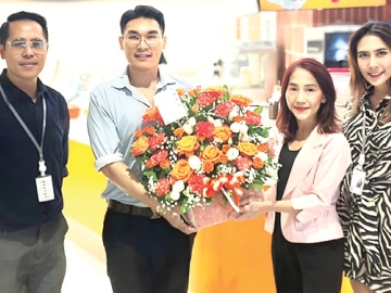 อร่อยได้ในร้านเดียว : สหัพย์ภัค โชควิจิตรกุล กก.ผจก., ชวรมย์ มังคละคีรี
รอง กก.ผจก. และ อนพัทย์ ปรีชาวุฒินันท์ ผอ.บจก.เอ็มบีเค เซอร์วิส โซลูชั่น
ร่วมยินดีกับ โสรัจ มหรรณพกุล กก.ผจก.บจก.เจ็นสเคปเปอร์ ในโอกาสฉลองโฉมใหม่
ร้าน Umami Sushi Roll X Grainey ที่ ศูนย์การค้าเอ็ม บี เค เซ็นเตอร์ เขตปทุมวัน