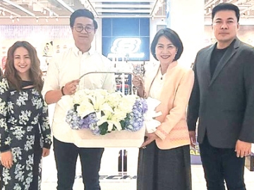 เปิดสาขาใหม่ : จรูญรัตน์ สาลี กก.ผจก.บจก.พาราไดซ์ พาร์ค ร่วมยินดีกับ
พชร ชัยอารีย์กิจ Head of Sales and Operation บริษัท สเก็ตเชอร์ส ประเทศไทย จำกัด (Skechers Thailand) ในโอกาสเปิดร้าน SKECHERS สาขาใหม่ แบรนด์รองเท้าสุขภาพชื่อดังจากสหรัฐอเมริกา ที่ ศูนย์การค้าพาราไดซ์ พาร์ค