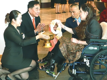 สมเด็จพระเจ้าน้องนางเธอ เจ้าฟ้าจุฬาภรณวลัยลักษณ์ อัครราชกุมารี กรมพระศรีสวางควัฒน วรขัตติยราชนารี เสด็จไปพระราชทานรางวัลสมเด็จเจ้าฟ้าจุฬาภรณ์ ประจำปี 2567 และทรงเปิดการประชุมวิชาการ กับทรงฟังปาฐกถาพิเศษ ที่มูลนิธิรางวัลสมเด็จเจ้าฟ้าจุฬาภรณ์ฯ จัดขึ้นเพื่อมอบให้แก่นักวิทยาศาสตร์ นักวิจัย ผู้ประกอบวิชาชีพด้านการแพทย์และการสาธารณสุข โดยมี ดร.อัศวิน อิงคะกุล ประธานกรรมการบริหาร มิราเคิล กรุ๊ป และ นุจรี วิบูลเชื้อ ผู้ช่วยกรรมการผู้จัดการ มิราเคิล กรุ๊ป เฝ้าฯรับเสด็จ ณ โรงแรมอัศวิน แกรนด์ คอนเวนชั่น เมื่อวันพฤหัสบดีที่ 17 กรกฎาคม 2568