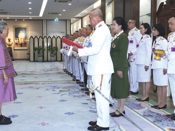 สมเด็จพระกนิษฐาธิราชเจ้า กรมสมเด็จพระเทพรัตนราชสุดาฯ สยามบรมราชกุมารี เสด็จออก ณ วังสระปทุม กรุงเทพมหานคร พระราชทานพระราชวโรกาสให้ พลเอกพนา แคล้วปลอดทุกข์ ผู้บัญชาการทหารบก นำคณะกรรมการร้านกองทัพบก ในงานกาชาด ประจำปี 2567 เฝ้าทูลละอองพระบาท ทูลเกล้าทูลกระหม่อม ถวายเงินรายได้จากการออกร้านงานกาชาด ประจำปี 2567 เพื่อบำรุงสภากาชาดไทย เมื่อวันศุกร์ที่ 18 กรกฎาคม 2568 เวลา 09.00 น.