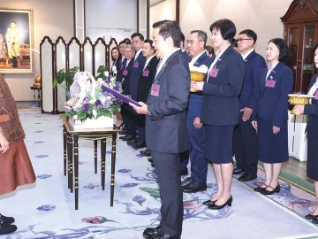 สมเด็จพระกนิษฐาธิราชเจ้า กรมสมเด็จพระเทพรัตนราชสุดาฯ สยามบรมราชกุมารี เสด็จออก ณ วังสระปทุม พระราชทานพระราชวโรกาสให้ นายคงกระพัน อินทรแจ้ง ประธานเจ้าหน้าที่บริหาร และกรรมการผู้จัดการใหญ่ บริษัท ปตท. จำกัด (มหาชน) นำคณะผู้บริหารและพนักงานบริษัทฯ เฝ้าทูลละอองพระบาท ทูลเกล้าทูลกระหม่อมถวายเงินรายได้
จากการร่วมออกร้านนิทรรศการในงานกาชาด ประจำปี 2567 เพื่อบำรุงสภากาชาดไทย เมื่อวันพฤหัสบดีที่ 17 กรกฎาคม 2568
