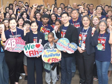 รวมพล “โลหิตหมู่พิเศษ” : สิณีนาฏ อุทา ผู้ช่วยผู้อำนวยการด้านการบริการโลหิต ศูนย์บริการโลหิตแห่งชาติ สภากาชาดไทย เป็นประธานในพิธีเปิดกิจกรรม “รวมพล
(ครอบครัว) โลหิตหมู่พิเศษ Rh- negative ประจำปี 2568” ตอน “หัวใจเดียวกัน” เพื่อให้สมาชิกผู้บริจาคโลหิตหมู่พิเศษรวมตัวพบปะ ทำความรู้จักและแลกเปลี่ยน
ประสบการณ์ซึ่งกันและกัน ตลอดจนตระหนักถึงความสำคัญของโลหิตหมู่พิเศษ ซึ่งพบได้น้อยมากในคนไทย มีเพียงร้อยละ 0.3 หรือ 1,000 คน จะพบเพียง
3 คนเท่านั้น โดยมีการบรรยายให้ความรู้เกี่ยวกับสุขภาพ และนิทรรศการความรู้โลหิตหมู่พิเศษ (Rh-) ที่ศูนย์บริการโลหิตแห่งชาติ สภากาชาดไทย กรุงเทพมหานคร