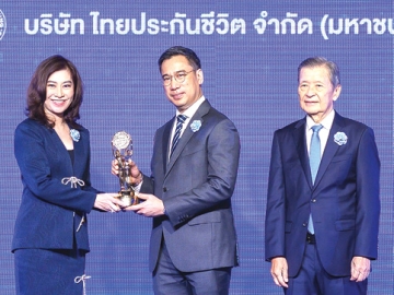 รางวัลเกียรติยศ : วรางค์ ไชยวรรณ รองประธานเจ้าหน้าที่บริหาร บมจ.ไทยประกันชีวิต รับรางวัล บริษัทยอดเยี่ยมด้านประกันชีวิต ประจำปี 2568 จาก ดร.เศรษฐพุฒิ สุทธิวาทนฤพุฒิ ผู้ว่าการธนาคารแห่งประเทศไทย ที่ โรงแรม ไฮแอท รีเจนซี่ กรุงเทพ