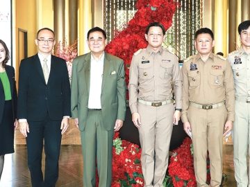 คุณภาพและมาตรฐาน : ดร.อัศวิน อิงคะกุล ประธานกรรมการบริหารมิราเคิล กรุ๊ป ต้อนรับ สยาม ศิริมงคล อธิบดีกรมการพัฒนาชุมชน ในโอกาสเป็นประธานเปิด “โครงการพัฒนาผลิตภัณฑ์ OTOP Premium สู่สากล ประเภทอาหาร เครื่องดื่ม และประเภทสมุนไพรที่ไม่ใช่อาหาร” โดยมี สุรพล แก้วอินธิ ผอ.สำนักส่งเสริมภูมิปัญญาท้องถิ่นและวิสาหกิจชุมชน พร้อมคณะผู้บริหารกรมฯ ร่วมงาน ที่ โรงแรมอัศวิน แกรนด์ คอนเวนชั่น