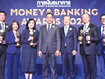 รางวัลเกียรติยศ : ดร.เศรษฐพุฒิ สุทธิวาทนฤพุฒิ ผู้ว่าการธนาคารแห่งประเทศไทย มอบรางวัล “บริษัทยอดเยี่ยมแห่งปี 2568” ให้แก่ ชาติศิริ โสภณพนิช กก.ผจก.ใหญ่ ธนาคารกรุงเทพ,วัลยา จิราธิวัฒน์ ประธาน
เจ้าหน้าที่บริหาร บมจ.เซ็นทรัลพัฒนา และ กฤษณ์ จันทโนทก ประธานเจ้าหน้าที่บริหาร ธนาคารไทยพาณิชย์ และธุรกิจหมวดต่างๆ ในงาน Money & Banking Awards 2025 ที่ โรงแรมไฮแอท รีเจนซี่ กรุงเทพ สุขุมวิท
