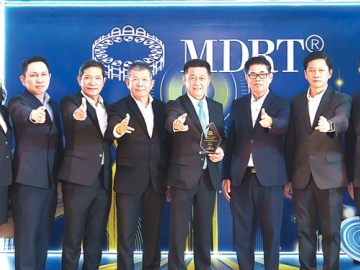 “MDRT DAY 2025” : สมชัย อาภรณ์ศิริพงษ์ รองประธานเจ้าหน้าที่บริหาร บมจ.ไทยสมุทรประกันชีวิต
นำคณะผู้บริหารฝ่ายขายช่องทางตัวแทน พร้อมที่ปรึกษาประกันชีวิต ร่วมงานสัมมนาภายใต้แนวคิด “Momentum
To Success จัดโดย MDRT (Million Dollar Round Table) สมาคมที่ปรึกษาทางการเงินระดับโลก ที่ได้รับ
การยอมรับในมาตรฐานระดับสากลด้านธุรกิจประกันชีวิตและบริการทางการเงิน ที่ อิมแพ็ค เมืองทองธานี

