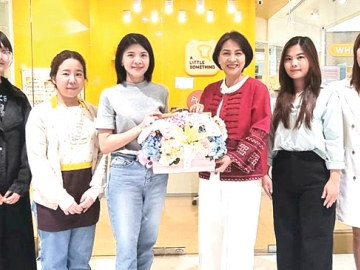 พื้นที่การเรียนรู้ : จรูญรัตน์ สาลี กก.ผจก.บจก.พาราไดซ์ พาร์ค ร่วมยินดีกับ นันทิกา แสนสุขสำราญ ผู้จัดการ สถาบัน A Little Something โรงเรียนสอนทำอาหารสำหรับเด็กและครอบครัว ในโอกาสเปิดสาขาใหม่ ให้สนุกกับคลาส
ทำอาหารที่หลากหลาย พัฒนาความคิดสร้างสรรค์ ที่ ศูนย์การค้าพาราไดซ์ พาร์ค