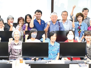 สูงวัยไม่ตกยุค : รศ.สมชาย วิริยะยุทธกร ประธานชมรมผู้เกษียณ มหาวิทยาลัยธรรมศาสตร์ และ อ.รุ้งทิพย์ ห่อวโนทยาน นำสมาชิกชมรมฯ เข้าร่วม “โครงการอบรมการใช้คอมพิวเตอร์และอินเตอร์เนตสำหรับผู้สูงอายุ ประจำปี 2568” โดยมี ผศ.ดร.วิลาวรรณ รักผกาวงศ์, ผศ.ดร.ฐาปนา บุญชู และ ผศ.ดร.ศาตนาฏ กิจศิรานุวัตร คณาจารย์จากภาควิชาวิทยาการคอมพิวเตอร์ คณะวิทยาศาสตร์และเทคโนโลยี มหาวิทยาลัยธรรมศาสตร์ ร่วมกันเป็นวิทยากร พร้อมด้วยกลุ่มนักศึกษาจิตอาสามาร่วมให้คำแนะนำเกี่ยวกับการใช้อุปกรณ์และเทคโนโลยีใหม่ๆ ที่ คณะวิทยาศาสตร์และเทคโนโลยี มหาวิทยาลัยธรรมศาสตร์ ศูนย์รังสิต