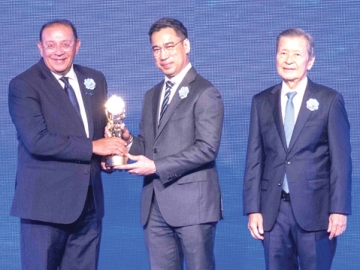 รับ 2 รางวัล : มนตรี ลาวัลย์ชัยกุล ปธ.จนท.บห.บมจ.ปตท.สำรวจและผลิตปิโตรเลียม รับรางวัลบริษัทยอดเยี่ยมแห่งปี 2568 ตลาดหลักทรัพย์ฯ พร้อมหมวดธุรกิจพลังงานและสาธารณูปโภค จาก ดร.เศรษฐพุฒิ สุทธิวาทนฤพุฒิ ผู้ว่าการธนาคารแห่งประเทศไทย