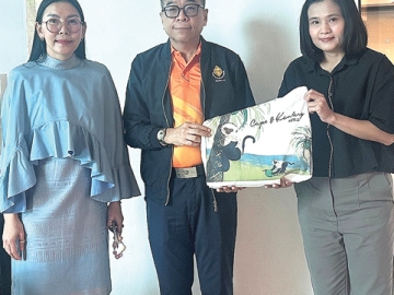 เสริมสร้างความรู้ : สุพรรษา ตั้งวิทยากุล ผจก.ทั่วไป โรงแรม
แคนทารี กบินทร์บุรี ต้อนรับ แสวง บุญมี เลขาธิการ กกต. ในโอกาสมาเปิดการอบรม โครงการเสริมสร้างความรู้เกี่ยวกับการปกครองในระบอบประชาธิปไตยฯ ที่ โรงแรมแคนทารี กบินทร์บุรี จ.ปราจีนบุรี