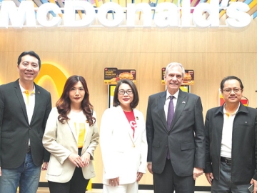 สาขาใหม่ใจกลางเมือง : กิตติวรรณ อนุเวชสกุล ประธานกรรมการบริหาร บริษัท แมคไทย จำกัด และ มร.โรเบิร์ต เอฟ.โกเดค เอกอัครราชทูตสหรัฐอเมริกาประจำราชอาณาจักรไทย พร้อมด้วยคณะผู้บริหารบริษัท แมคไทย จำกัด ร่วมฉลองการเปิดตัวสาขาใหม่ “สาขาพารากอน ซีนีเพล็กซ์” ชั้น 5 ห้างสยามพารากอน