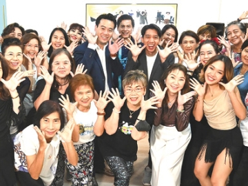 ความรู้ทางศาสตร์แพทย์แผนจีน : นภิส ศศิวิมลกุล ผอ.ฝ่ายการตลาด แบรนด์รังนกฯ บจก.ซันโทรี่ เบเวอเรจ แอนด์ ฟู้ด (ประเทศไทย) และ ชาคิต พรหมยศ ปธ.กก.บห.
ยังแฮปปี้ จัดแคมเปญ “Wellness Journey with Genuine Bird Nest :
เส้นทางสุขภาพกับรังนกแท้” เพื่อแลกเปลี่ยนความรู้และทำกิจกรรมเพื่อสุขภาพ
