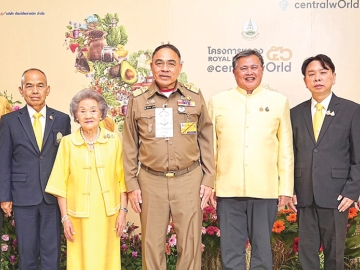 จากฟ้าสู่มหานคร : พล.อ.กัมปนาท รุดดิษฐ์ องคมนตรี และ ประธานกรรมการบริหาร มูลนิธิโครงการหลวง แถลงข่าว
เตรียมจัดงาน “โครงการหลวง 56” ชวนสัมผัสเรื่องราว “Farm to City-Farmtime Stories น้ำพระราชหฤทัย จากฟ้าสู่มหานคร”
นำผลผลิตและผลิตภัณฑ์จากเกษตรกรบนพื้นที่สูงกว่า 3,000 รายการ มาจำหน่ายวันที่ 1-12 ส.ค. 2568 โดยมี มุกดา จิราธิวัฒน์,
ดร.ณัฐกิตติ์ ตั้งพูลสินธนา, พล.ท.สาธิต ศรีสุวรรณ และ ดร.ดำรงค์ ศรีพระราม ร่วมงาน ที่ ศูนย์การค้าเซ็นทรัลเวิลด์