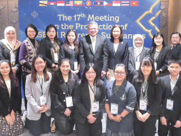 สร้างความเชื่อมั่น : นพ.ยงยศ ธรรมวุฒิ อธิบดีกรมวิทยาศาสตร์การแพทย์
เปิดการประชุมโครงการผลิตสารมาตรฐานอาเซียน ครั้งที่ 17 โดยมี ภญ.ศิริวรรณ
ชัยสมบูรณ์พันธ์ ผอ.สำนักยาและวัตถุเสพติด และตัวแทนจาก 10 ประเทศอาเซียน ร่วมประชุม ที่โรงแรมแกรนด์ ริชมอนด์ สไตลิช คอนเวนชั่น จังหวัดนนทบุรี