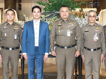 สัมมนาเชิงปฏิบัติการ : อนัคพล อิงคะกุล รองประธานกรรมการบริหาร มิราเคิล กรุ๊ป ต้อนรับ พล.ต.อ.กรไชย คล้ายคลึง รองผู้บัญชาการตำรวจแห่งชาติ ในพิธีเปิดการสัมมนาเพื่อทบทวนปรับปรุงแผนแม่บทการพัฒนา ทรัพยากรบุคคล สำนักงานตำรวจแห่งชาติ(Royal Thai Police HRD Blueprint) โดยมี พล.ต.ต.ปรีดา สถาวร, พ.ต.อ.พัฒน์เชษฐ์ อุ่นอนันต์, พ.ต.อ.ชิตพล กาญจนกิจ และ พ.ต.อ.วชิรากรณ์ วงศ์บุญ ร่วมงาน ที่ โรงแรมมิราเคิล แกรนด์ คอนเวนชั่น