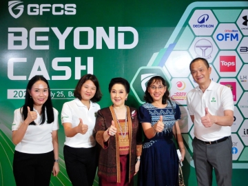 โฉมใหม่ GFCS :
โอลิเวีย หวัง ประธาน
เจ้าหน้าที่บริหาร กลุ่มบริษัท การ์ดฟอร์ซเอไอ จำกัด (GFAI) จัดงาน “GFCS Beyond Cash” เปิดตัวโลโก้ใหม่ GFCS ภายใต้
คอนเซ็ปต์ “Beyond
Cash” อย่างเป็น
ทางการ โดยมีผู้บริหาร
ระดับสูง เควิน ชู กก.ผจก.บจก.รักษาความปลอดภัย การ์ดฟอร์ซ แคช โซลูชั่นส์
(ประเทศไทย) (GFCS) ต้อนรับ ผาณิต พูนศิริวงศ์ ประธานเจ้าหน้าที่ นสพ.แนวหน้า ที่มาร่วมแสดงความยินดี ที่ The Hall ถนนวิภาวดีรังสิต 64