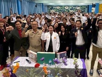 บริหารจัดการการเงิน : แอนศิริ วลัยกนก สมาชิกสภาผู้แทนราษฎร กรุงเทพมหานคร
ร่วมกับ นิทัศน์ รักษ์ไทย ผอ.โรงเรียนนาหลวง เชิญ วรุตน์ นิมิตยนต์ ผอ.สถาบันบอร์ดเกมส์ฯ เป็นวิทยากรในการสัมมนาเสริมสร้างความรู้และพัฒนาทักษะในการบริหารจัดการการเงินให้กับนักเรียน ที่โรงเรียนนาหลวง เขตทุ่งครุ กทม.