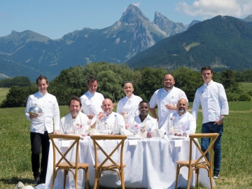 น้ำแร่ธรรมชาติจากเทือกเขาแอลป์ : Chef Arnaud Dunand-Sauthier จาก Maison Dunand กรุงเทพฯ ประเทศไทย และเชฟชื่อดังระดับโลก จัดงาน “The Summit of Fine Dining” สนับสนุนโดย evian โดยมีสองเชฟตัวแทนจากประเทศไทย
ร่วมถ่ายทอดศิลปะการปรุงอาหาร ที่ เมืองเอวิยอง-เลส์-แบงส์ สาธารณรัฐฝรั่งเศส
