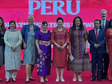 6 ทศวรรษ ความสัมพันธ์เปรู-ไทย : เซซิเลีย ซูนิลดา กาลาร์เรตา บาซัน เอกอัครราชทูตสาธารณรัฐเปรูประจำราชอาณาจักรไทย เป็นประธานเปิดงานเลี้ยงฉลองในโอกาสครบรอบ 204 ปี วันประกาศเอกราชสาธารณรัฐเปรู ค.ศ.1821 และในโอกาสครบรอบ 60 ปี ความสัมพันธ์ทางการทูต เปรู-ไทย โดยมี ฮาละฮ์
ยูซุฟ อะห์มัด เราะญับ เอกอัครราชทูตสาธารณรัฐอาหรับอียิปต์ประจำราชอาณาจักรไทย, อัสตริด เอมีเลีย เฮลเล เอกอัครราชทูตราชอาณาจักรนอร์เวย์ประจำราชอาณาจักรไทย
และ เปโดร สวาห์เลน เอกอัครราชทูตสมาพันธรัฐสวิสประจำราชอาณาจักรไทย ร่วมงาน ณ โรงแรม ดิ แอทธินี โฮเทล แบงค็อก เมื่อวันที่ 24 กรกฎาคม 2568