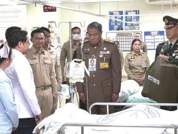 พระบาทสมเด็จพระเจ้าอยู่หัว ทรงพระกรุณาโปรดเกล้าโปรดกระหม่อมให้ นายพลากร สุวรรณรัฐ องคมนตรี
และ นายกมูลนิธิราชประชานุเคราะห์ฯ เชิญถุงพระราชทานและเครื่องอุปโภคบริโภคไปมอบแก่ทหารที่ได้รับ
บาดเจ็บ และราษฎรที่ได้รับผลกระทบจากสถานการณ์ความไม่สงบในพื้นที่จังหวัดชายแดนไทย-กัมพูชา
ณ จังหวัดอุบลราชธานี จังหวัดศรีสะเกษ จังหวัดสุรินทร์ และจังหวัดบุรีรัมย์ เมื่อวันเสาร์ที่ 26 กรกฎาคม 2568