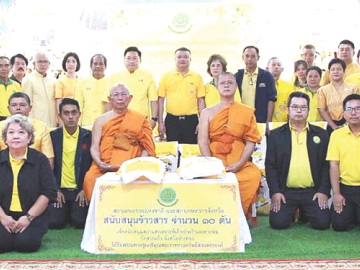 น้อมถวายเป็นพระราชกุศล : ชวนินทร์ วงศ์สถิตจิรกาล ผวจ.อ่างทอง ร่วมพิธีรับมอบข้าวสาร ตามโครงการเฉลิมพระเกียรติพระบาทสมเด็จพระวชิรเกล้าเจ้าอยู่หัว
เนื่องในโอกาสมหามงคลเฉลิมพระชนมพรรษา 73 พรรษา 28 กรกฎาคม 2568 โดย นัยฤทธิ์ จำเล ประธานสภาเกษตรกรแห่งชาติ สำนักงานสภาเกษตรกรแห่งชาติ ร่วมกับสำนักงานสภาเกษตรกรจังหวัดอ่างทอง เป็นเจ้าภาพมอบข้าวสารจำนวน 10 ตัน ให้แก่สถานสงเคราะห์เด็กกำพร้าและยากจนวัดสระแก้ว และร่วมกันถวายผ้าป่าแด่ พระวชิรสิกขการ เจ้าอาวาสวัดสระแก้ว ณ อาคารเทพกาญจนา สถานสงเคราะห์เด็กกำพร้าวัดสระแก้ว ต.บางเสด็จ อ.ป่าโมก จ.อ่างทอง