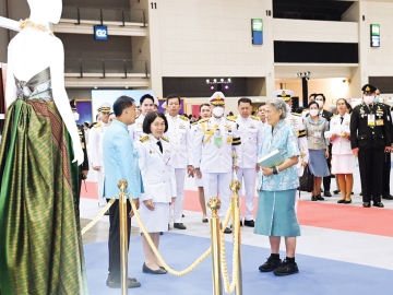 พระบาทสมเด็จพระเจ้าอยู่หัว ทรงพระกรุณาโปรดเกล้าโปรดกระหม่อมให้ สมเด็จพระกนิษฐาธิราชเจ้า กรมสมเด็จพระเทพ
รัตนราชสุดาฯ สยามบรมราชกุมารี เสด็จพระราชดำเนินแทนพระองค์ สมเด็จพระนางเจ้าสิริกิติ์ พระบรมราชินีนาถ พระบรมราชชนนีพันปีหลวง ไปทรงเปิดงาน “ตรานกยูงพระราชทาน สืบสานตำนานไหมไทย” ครั้งที่ 20 ประจำปี 2568
ณ ศูนย์แสดงสินค้าและการประชุมอิมแพ็ค เมืองทองธานี จังหวัดนนทบุรี เมื่อวันพุธที่ 30 กรกฎาคม 2568 เวลา 15.24 น.