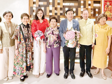 รับตำแหน่งใหม่ : คุณหญิงณัฐิกา วัธนเวคิน อังอุบลกุล ประธานสหพันธ์สมาคมสตรีนักธุรกิจและวิชาชีพฯ และคณะกรรมการ เลี้ยงยินดีให้กับ ดร.กฤษณะ
วจีไกรลาศ รองประธานหอการค้าไทย และ ยลดา รองหานาม ประธานหอการค้าจังหวัดนนทบุรี โดยมี จรรย์สมร วัธนเวคิน และ สนั่น อังอุบลกุล ร่วมงาน
