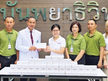 ร่วมพลังน้ำใจ : ดร.อุษณีย์ มหากิจศิริ ลีโอณีโอ ประธาน บจก.เคเอฟยู ส่งทีมพนักงานจิตอาสาไปมอบโดนัท คริสปี้ ครีม ให้แก่ พ.อ.นพ.ธีรวุฒิ สว่างวารี รอง
ผอ.กองธนาคารเลือดฯ เพื่อมอบให้ผู้มาบริจาคโลหิตสำรองเพื่อสถานการณ์ชายแดนประเทศไทย ที่ สถาบันพยาธิวิทยา ศูนย์อำนวยการแพทย์พระมงกุฎเกล้า