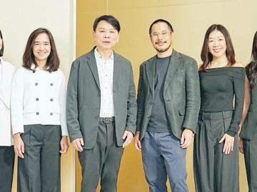 เหนือระดับ : ดร.ณัฐกิตติ์ ตั้งพูลสินธนา Chief Marketing Officer บมจ.เซ็นทรัลพัฒนา และ กวิน ตั้งอุทัยศักดิ์ Managing Director บจก.เดอะวันเซ็นทรัล ร่วมกันเปิดตัวแคมเปญ “The 1 Exclusive ก้าวสู่ความพิเศษไม่สิ้นสุดที่โซนร้านค้า” มอบเอกสิทธิ์เหนือระดับให้แก่สมาชิกคนสำคัญเพื่อช็อปในศูนย์การค้าเซ็นทรัลทั่วประเทศ